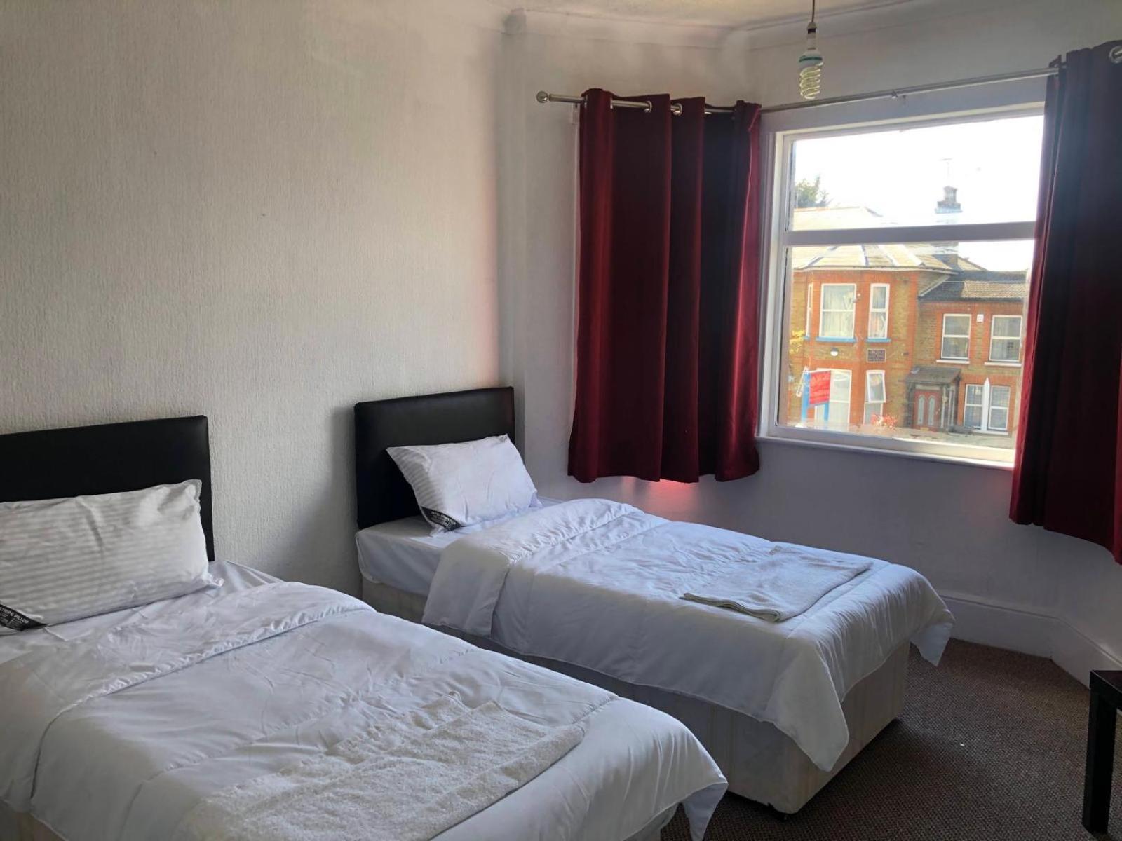 Saji Hotel Ілфорд Екстер'єр фото