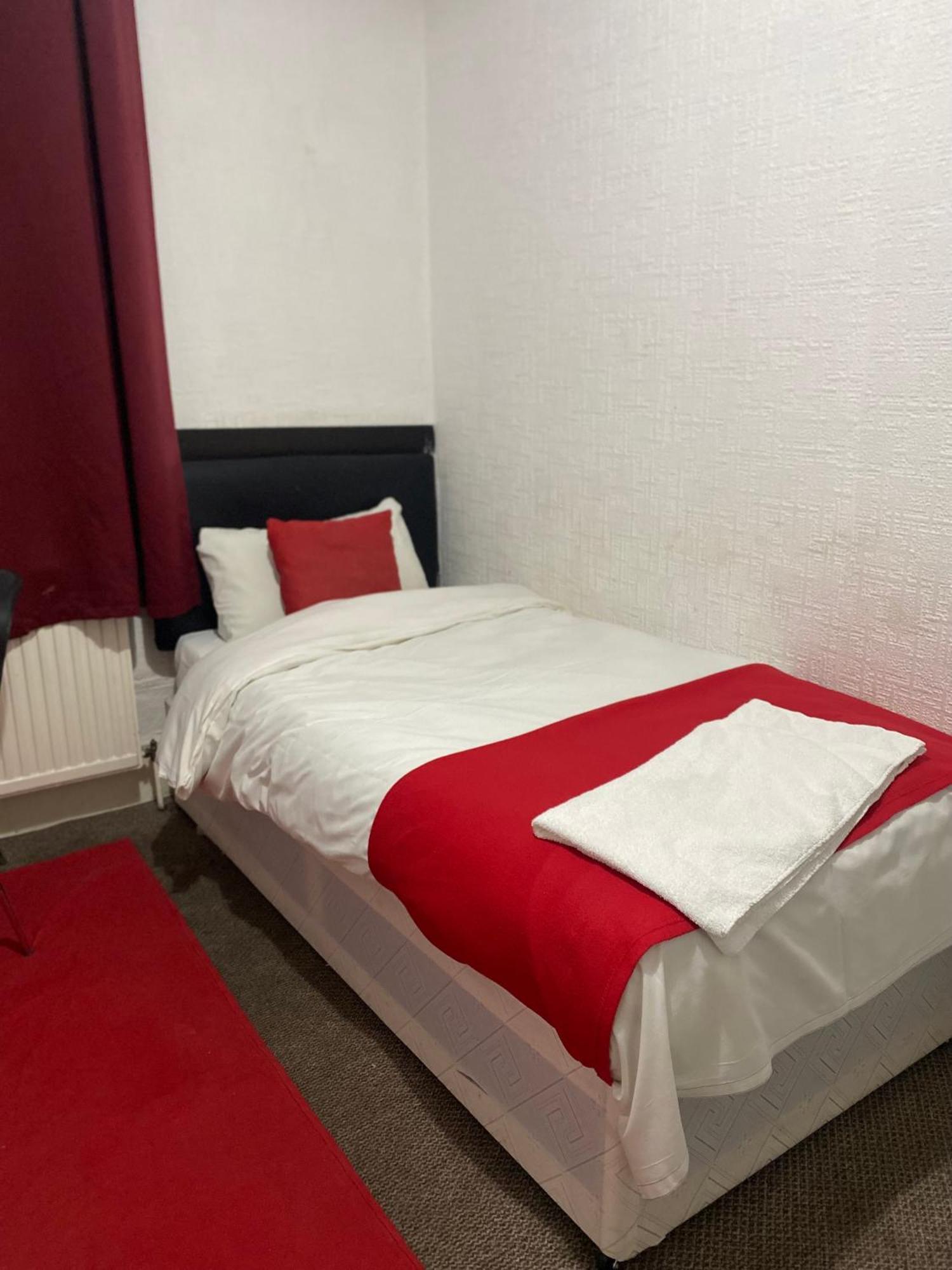 Saji Hotel Ілфорд Екстер'єр фото